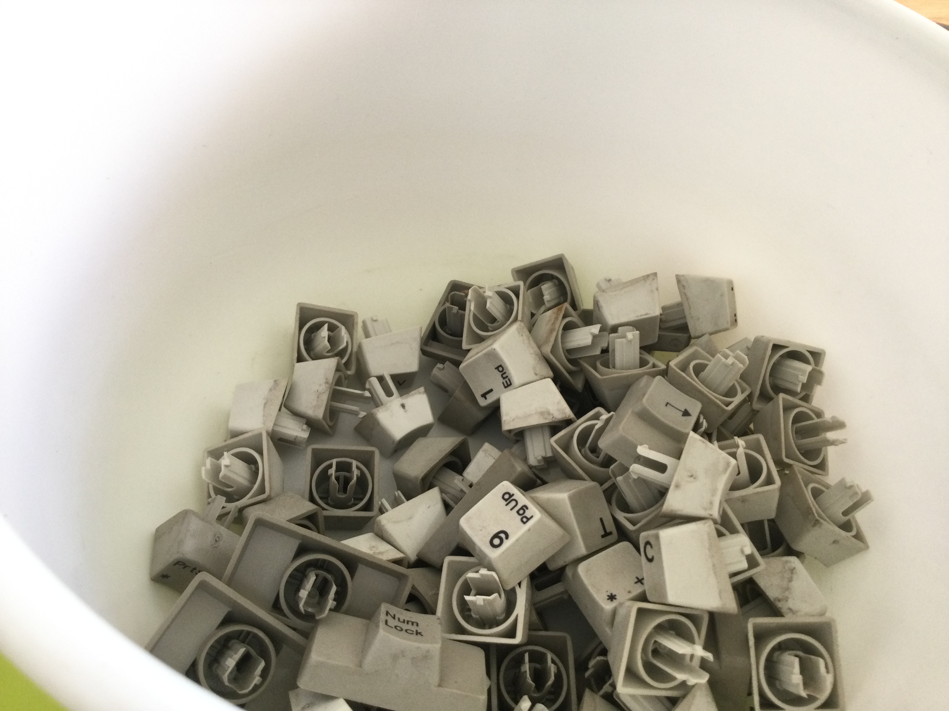 Die Tastatur - Tasten bestens gesichert im Behälter