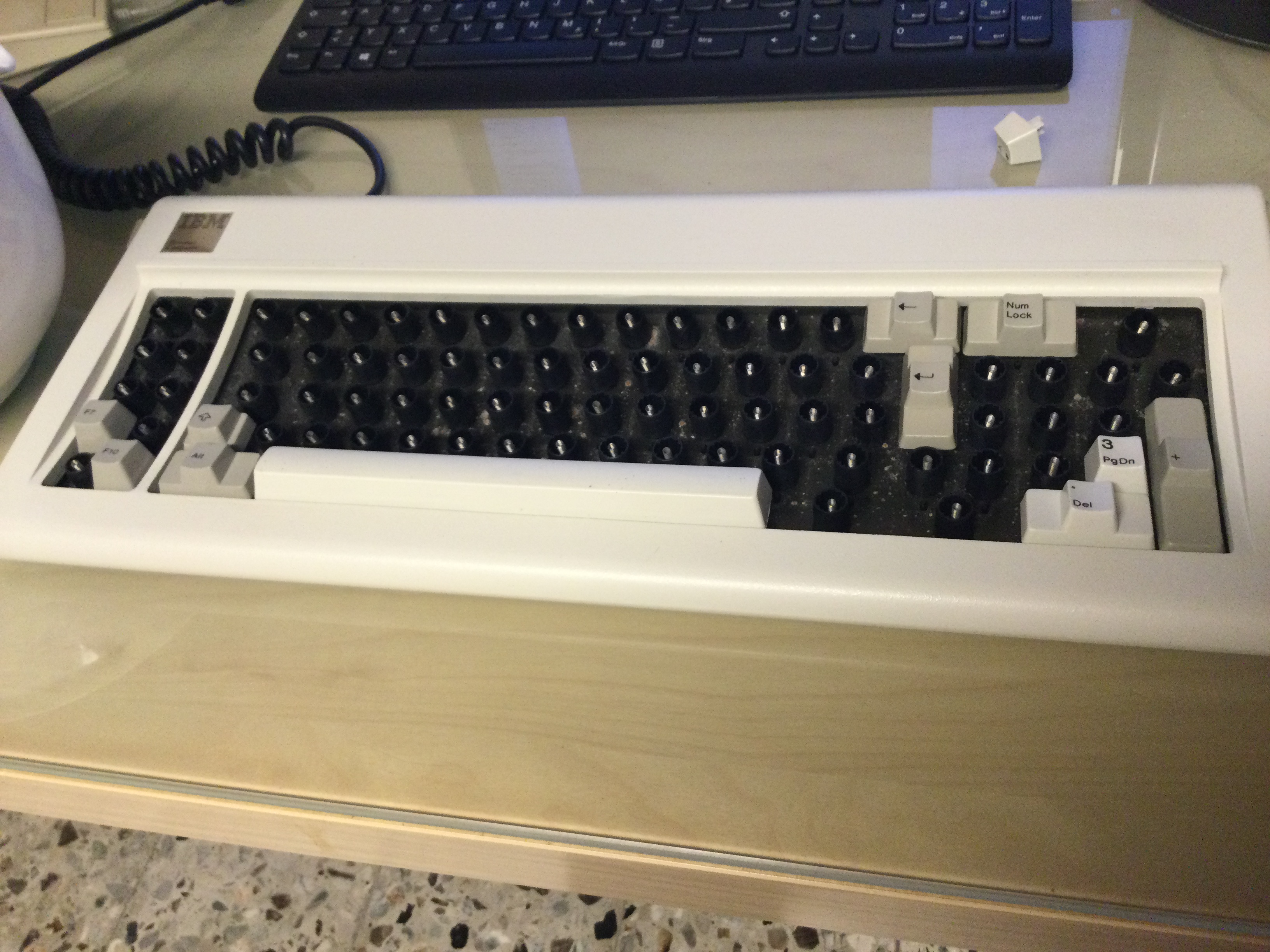 Die Tastatur - Gehäuse wieder geschlossen, einige Tasten eingesetzt