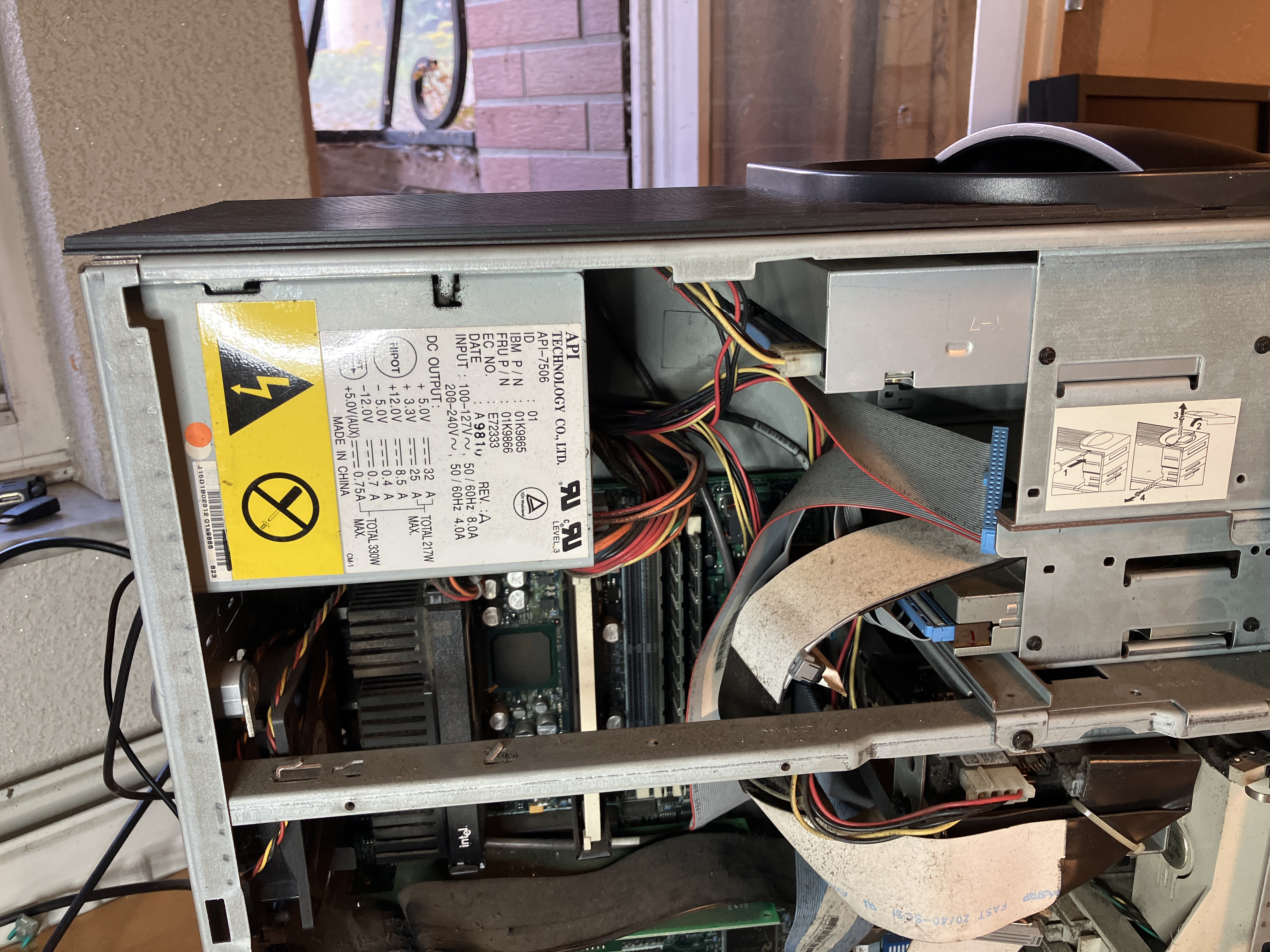 IBM 6898 Sicht auf Netztteil und CD Laufwerk