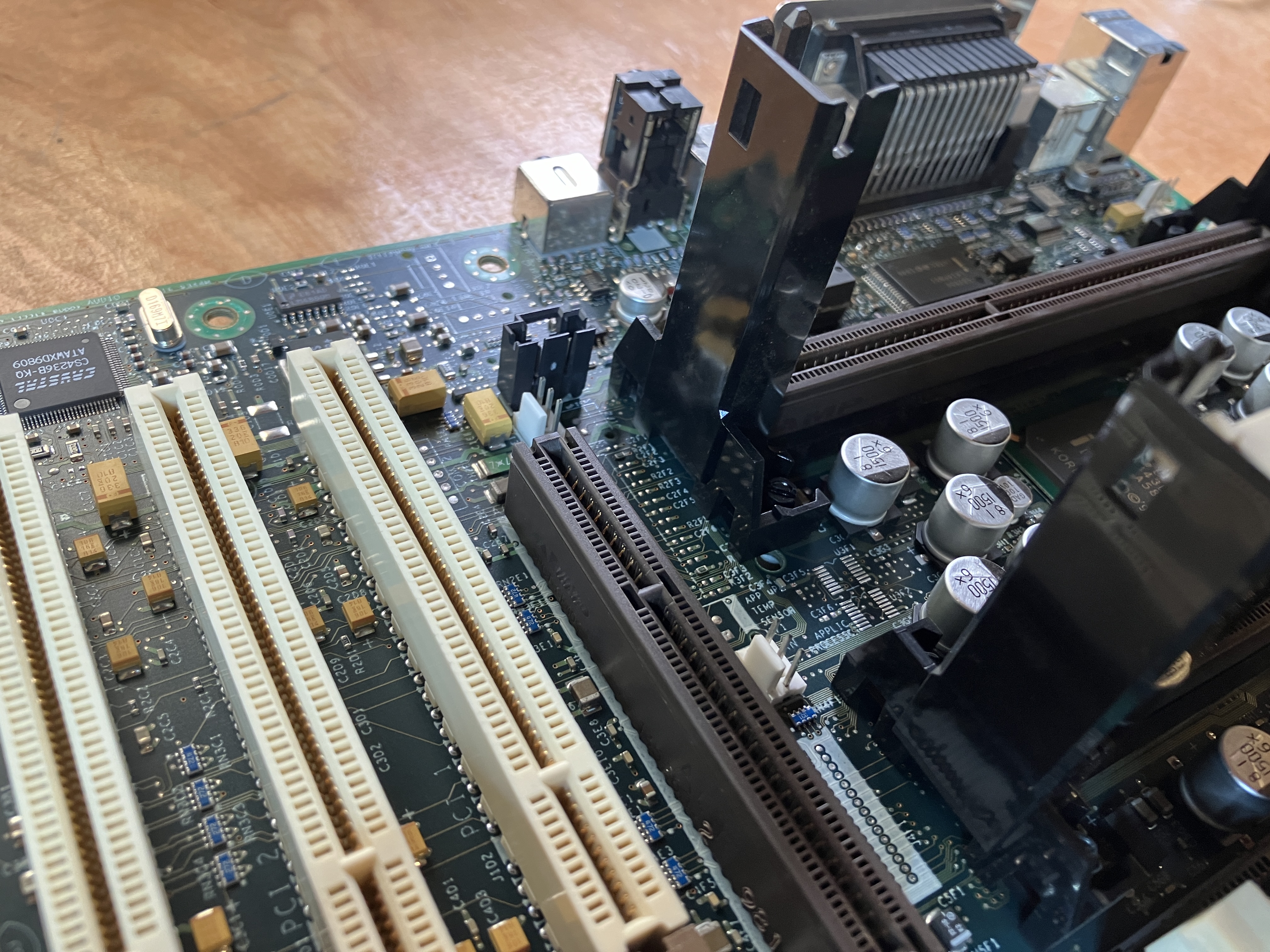 Detailaufnahme des gereinigten Mainboards