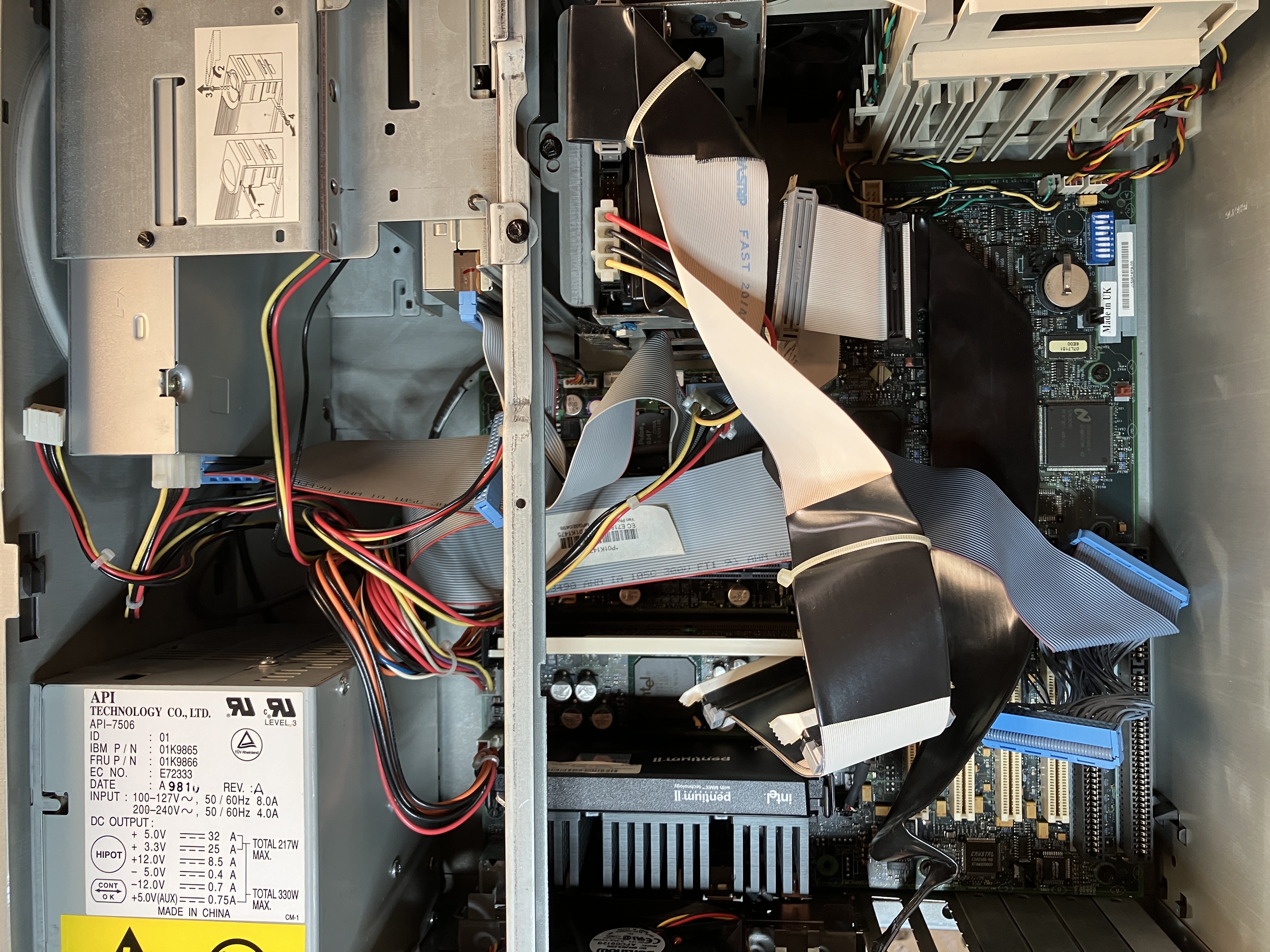 Netzteil eingebaut, Kabel angeschlossen