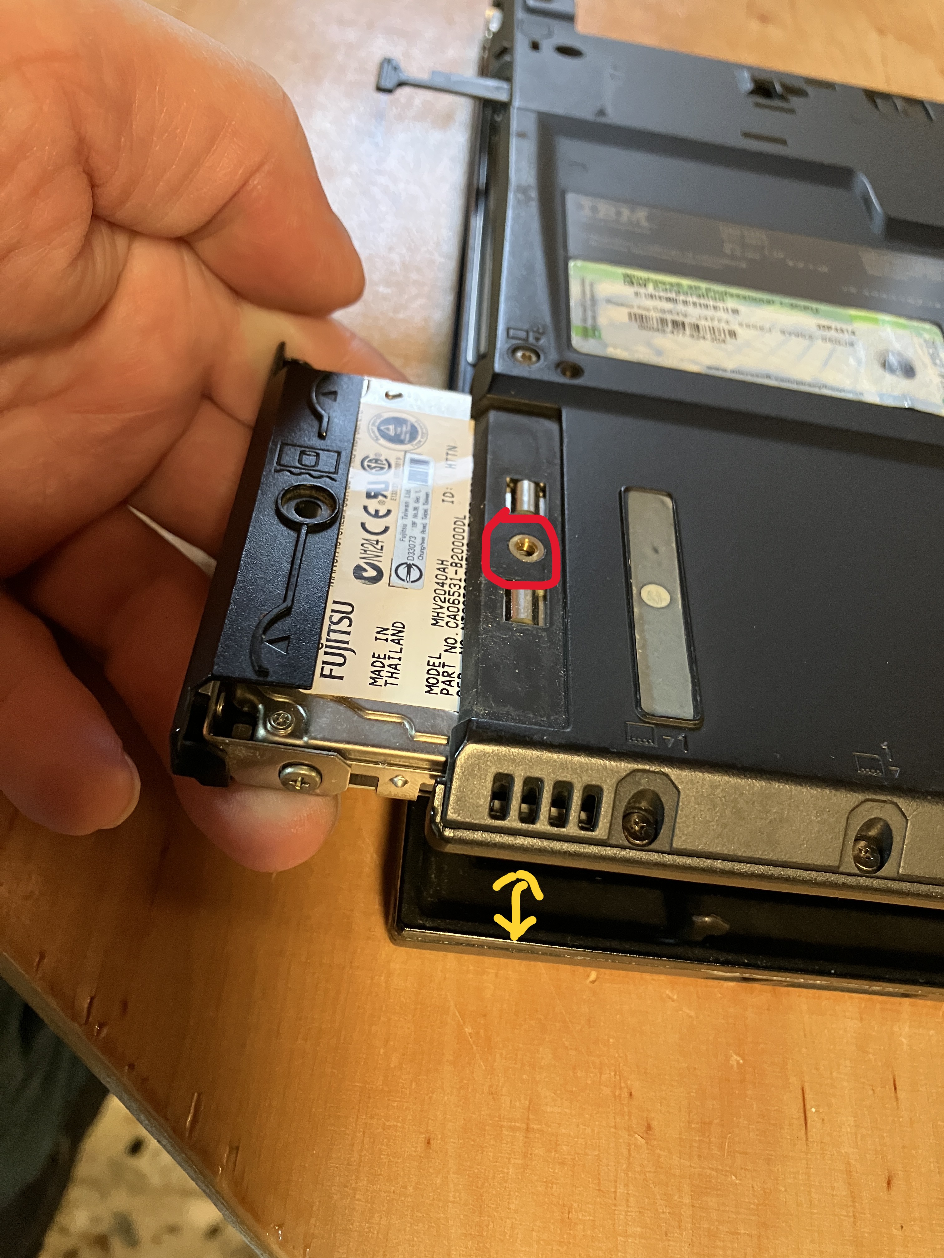 IBM T40 Entnahme der Festplatte